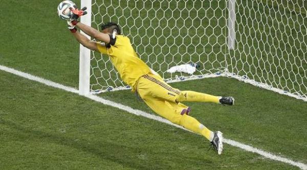 بالفيديو : هل استخدم حارس الارجنتين "السحر" في التصدي لركلات الترجيح!