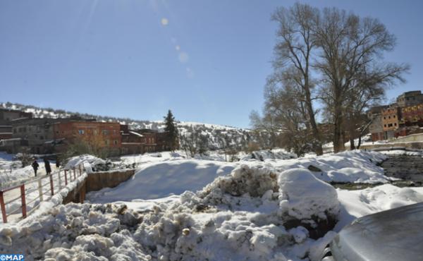 أزيلال: بعد أعالي الجبال، الثلوج ترخي رداءها الأبيض الساحر على وسط المدينة