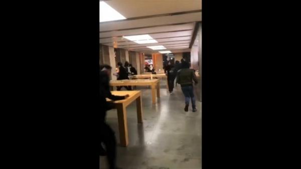 شاهد: نهب محل آبل ستور بمدينة بوردو خلال احتجاجات السترات الصفراء…