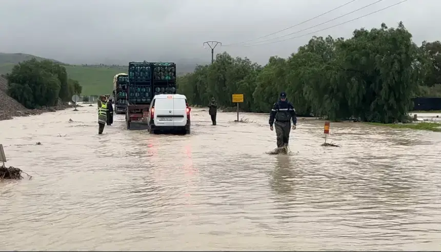 بعد لحظات عصيبة قضاها السائقون.. لحظة إعادة حركة المرور تدريجيا على الطريق الوطنية بين فاس وتاونات