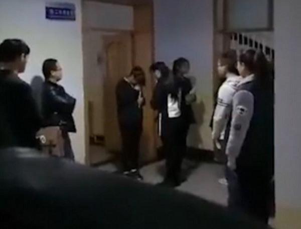 بالفيديو: معلم يجبر الطلاب على صفع بعضهم بسبب التأخير