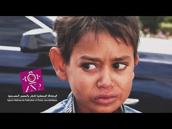 نداء جد مؤثر لأم تفترش الشارع لعلاج ابنها .. ولدي غادي يموت ليا..للمساعدة