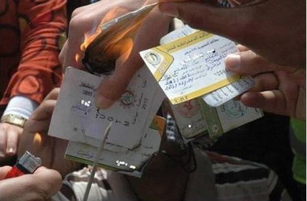 محرج للنقابات : آلاف الأساتذة يحرقون بطائق انخراطهم احتجاجا على " خيانة " النقابات