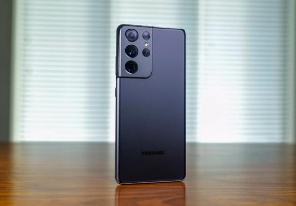 إمكانية تزويد هاتف آيفون الجديدة بالقدرة على الاتصال بالأقمار الصناعية