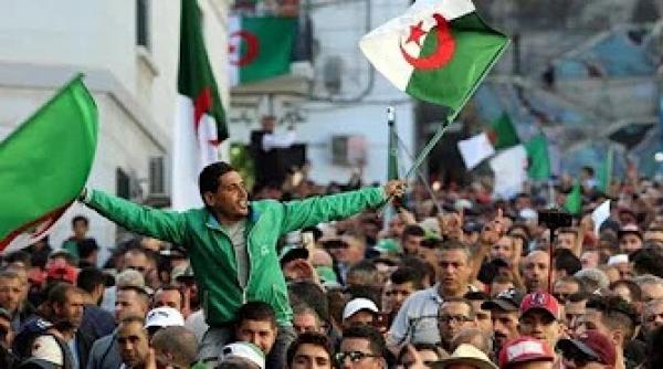 مظاهرات حاشدة في الجزائر رافضة للانتخابات الرئاسية قبل ساعات من التصويت