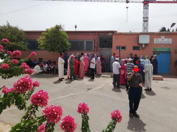 غريب بالصورة..منع عائلات من رؤية موتاهم داخل مستودع الأموات