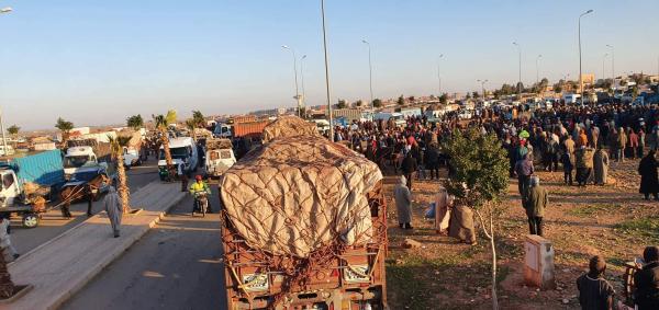 أصحاب الشاحنات وباعة الخضر والفواكه بالجملة يحتجون ويقاطعون السوق الأسبوعي