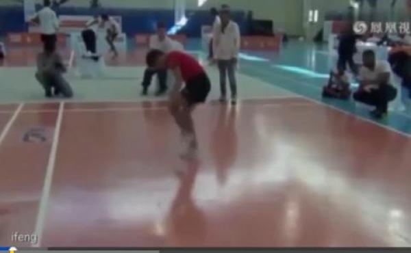 بالفيديو: تلميذ يحقق معجزة في الوثب بالحبل