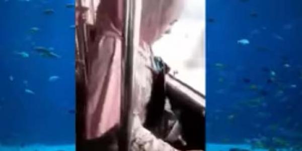 خطير : مراقب يتسبب في سقوط فتاة من حافلة