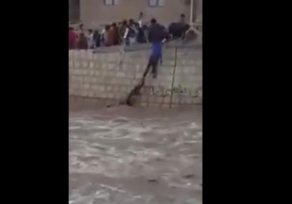 بالفيديو: يمني شجاع يُنقذ شاباً من الغرق