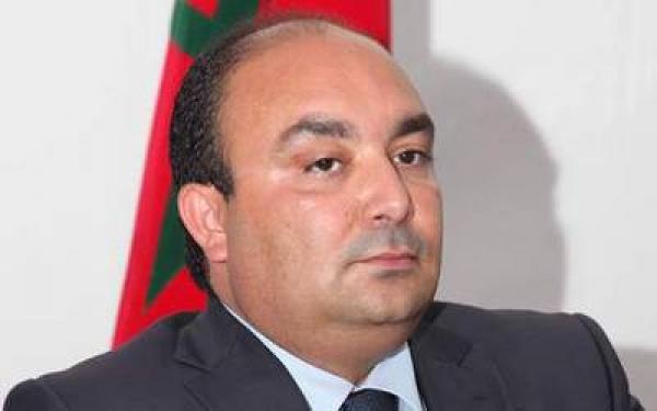 أول وزير مغربي يزيل ربطة العنق على الهواء مباشرة