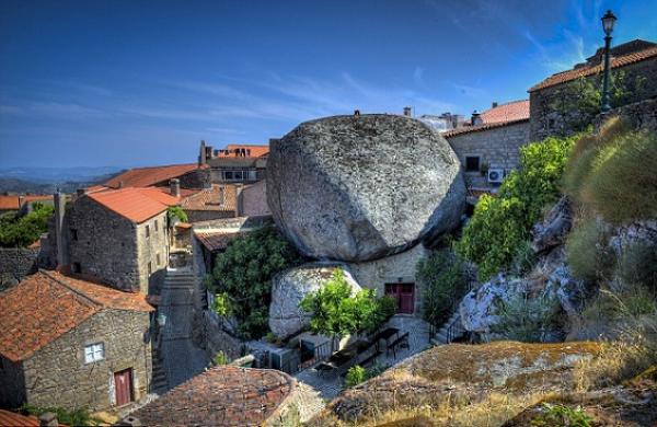 بالصور: قرية برتغالية بنيت تحت صخور عملاقة