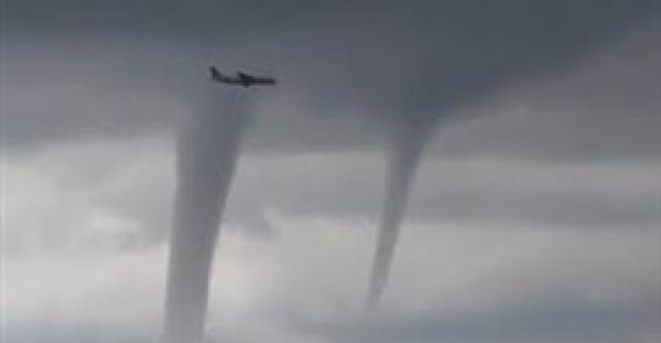 بالفيديو.. طيار ينجو من 3 أعاصير قاتلة بأعجوبة