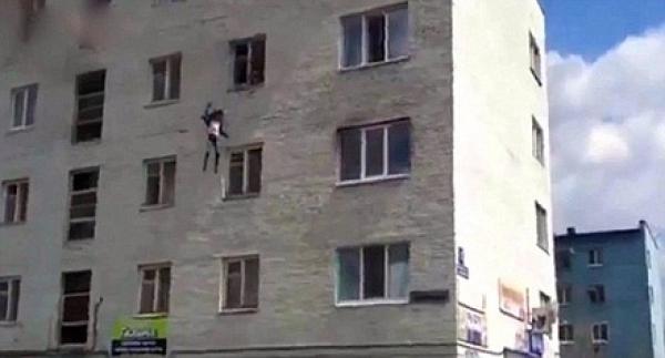 بالفيديو.. أم روسية تضطر لإلقاء طفليها من الطابق الرابع