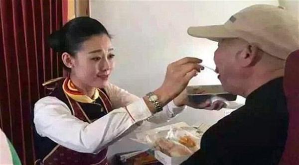 بالصور: مضيفة تطعم مسناً بيديها على متن الطائرة