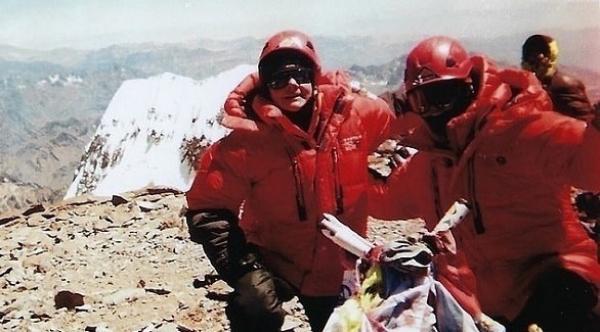 رغم إصابتها بمرحلة متطورة من السرطان تتمكن من بلوغ قمة جبال همالايا