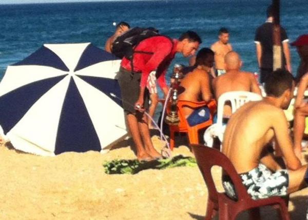 ظاهرة كراء الشيشة للمصطافين تعود مجددا الى شواطئ تطوان 