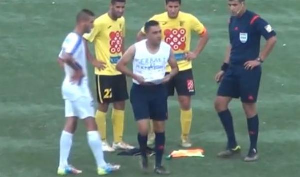 مشهد غريب من الجزائر : حكم جزائري يلقي قميصه ويغادر قبل نهاية المباراة (فيديو)