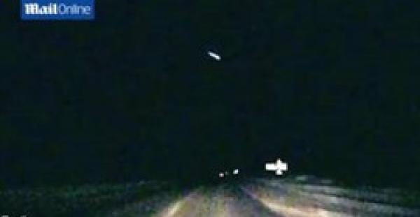 بالفيديو والصور.. لحظة سقوط شهاب من السماء