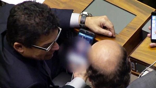 برلماني يشاهد فيلما إباحيا أثناء جلسة البرلمان (الفيديو)