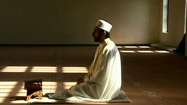 الحكم فيمن صام رمضان ولكنه تارك الصلاة ؟