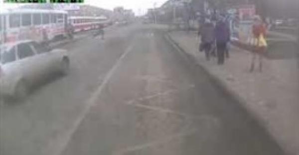 بالفيديو.. أغرب حادث تصادم بين شاب يعبر الطريق وسيارة
