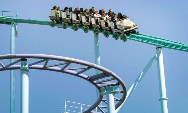 فاجعة تهز العاصمة السويدية بعد خروج قطار ملاهي عن سكته