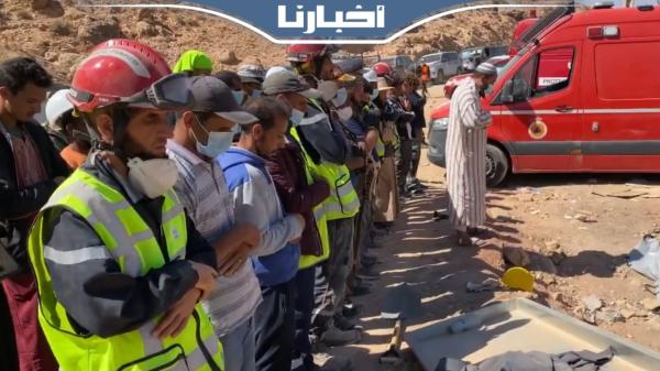 تأثر وبكاء رجال الوقاية المدنية بعد انتشال جثة ضحية من تحت الأنقاض