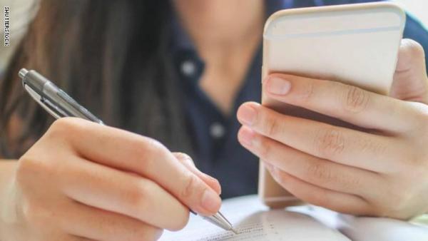 تحذير للغشاشين في الامتحانات...فتاة تصاب بشكل بليغ داخل قاعة الامتحان بسبب تهورها