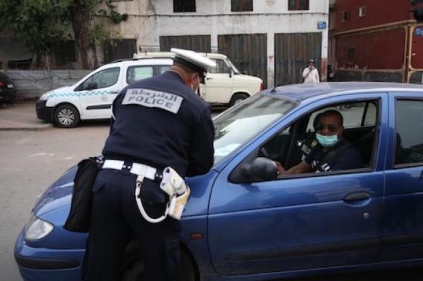 هل يستوجب عدم ارتداء الكمامة داخل السيارة التغريم أم لا؟