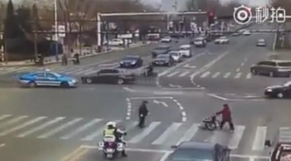 فرق كبير بين البوليس ديالهم و البوليس ديالنا ... شوفو كفاش تعاملو مع هذه السيدة