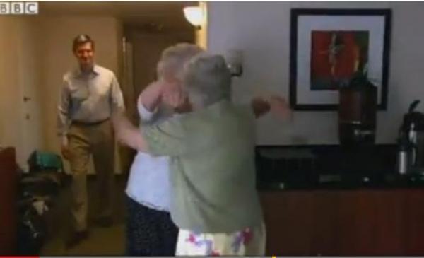 بالفيديو: لحظة لقاء توأم بعد 78 عاماً من الفراق