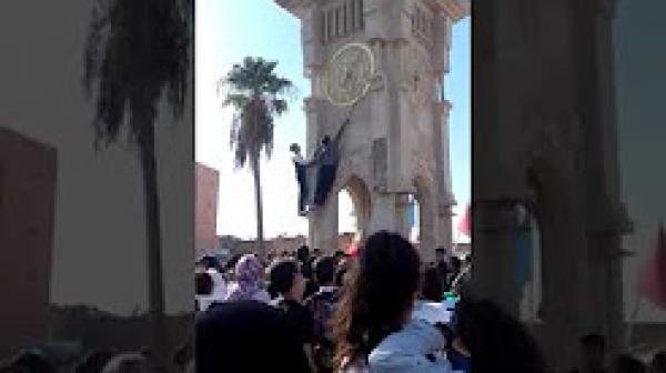 تلاميذ يحتجون بقلعة السراغنة يغيرون عقارب ساعة عمومية احتجاجا على التوقيت الجديد