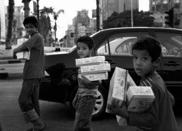 ظاهرة بيع المناديل الورقية...حيثما وليت وجهك ترى "كلينيكس"!