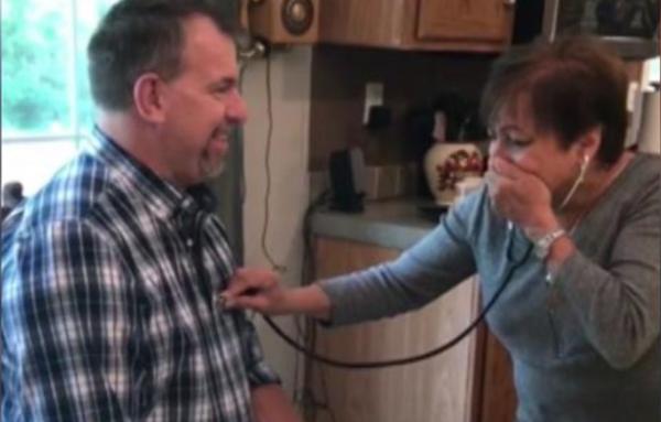 بالفيديو: أم تسمع صوت ضربات قلب ابنها للمرة الأولى بعد وفاته