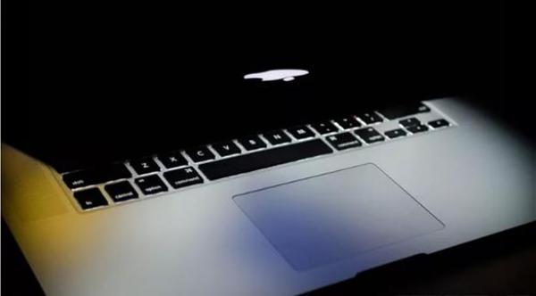 "ماك بوك برو" المقبل بشاشة مفاتيح لمسية