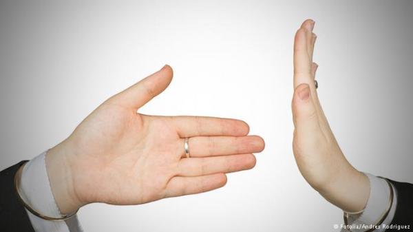 طريقة مصافحتك للآخرين تكشف أسرار شخصيتك