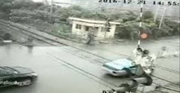 بالفيديو.. لقطات مروعة لقطار يصطدم بسيارتين على المزلقان