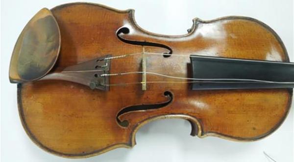 كمان أثري يعود إلى أصحابه بعد 35 عاماً