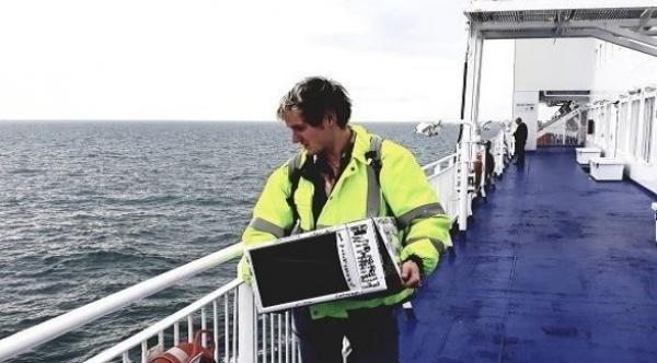 يتجول حاملاً معه فرن ميكروويف لهذا السبب!