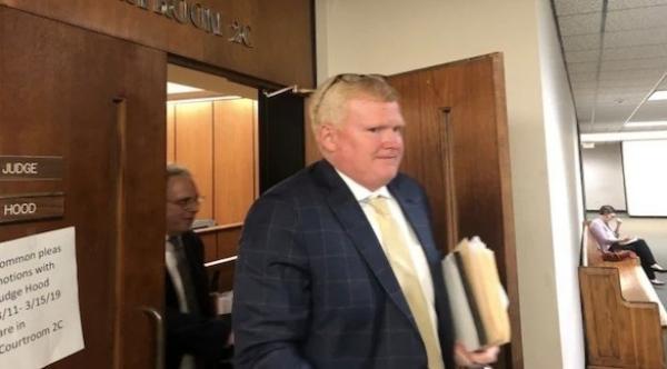 يستأجر قاتلاً  ليحصل ابنه على بوليصة تأمين على الحياة