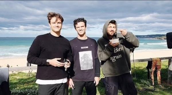 ثلاثة أصدقاء يحولون فكرة بسيطة إلى علامة تجارية قيمتها 60 مليون دولار