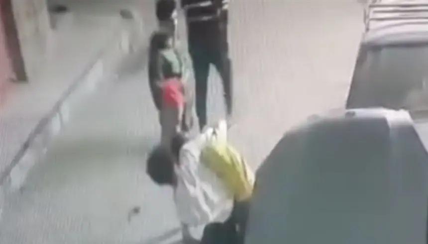 صديق يتحول إلى خطر قاتل.. فيديو محاولة خنق يهز المصريين