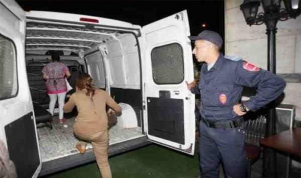 طنجة .. سقوط عصابة من 4 أفراد بينهم فتاتين يقومون بسرقة المحلات التجارية والسكنية بالكسر