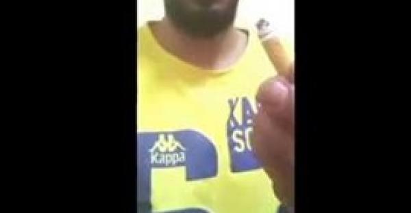 بالفيديو.. شاب يحرق لسانه بـ«عقب سيجارة» لإثبات حبه لفتاة