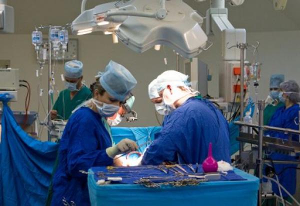 إضراب أطباء القطاع العام عن إجراء العمليات الجراحية مطالبين وزارة الصحة بتأهيل القاعات الجراحية