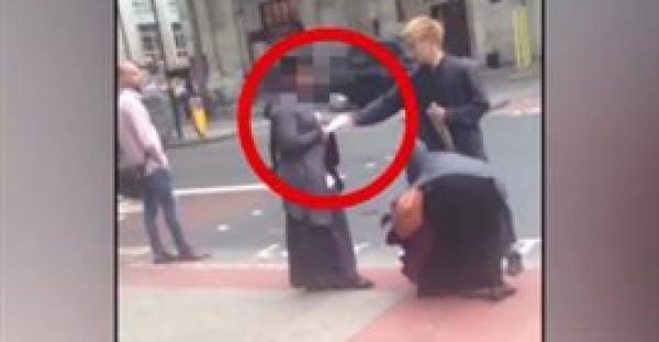 بالفيديو.. سائح يطارد متسولة سرقت هاتفه «الآيفون»