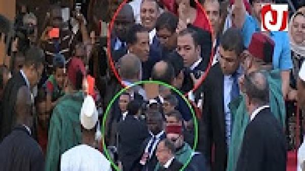 الملك يأمر حارسه بالتقاط صور للجالية المغربية التي رحبت به في غينيا