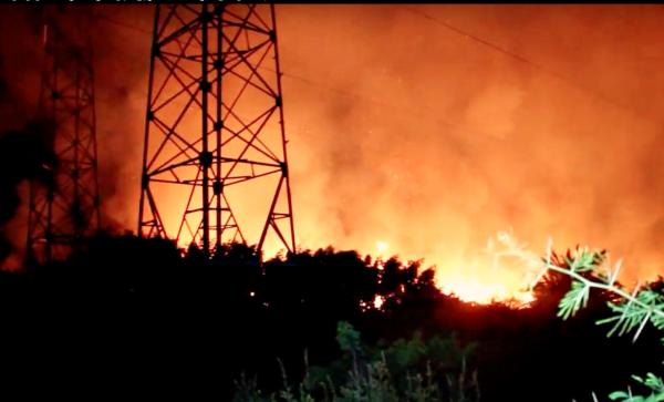 خطير جدا : مدينة المحمدية تنجو من كارثة حقيقية بعد اندلاع حريق مهول قرب محطة حرارية