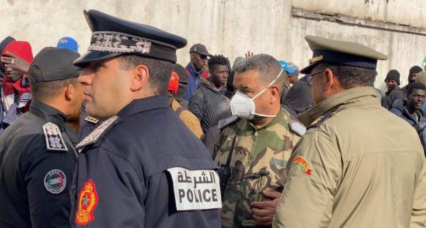 بالصور.. مهاجرون أفارقة يهاجمون القوات العمومية بطريقة عنيفة بالدارالبيضاء